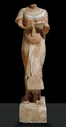 Statue von Echnaton, Ansicht von vorne